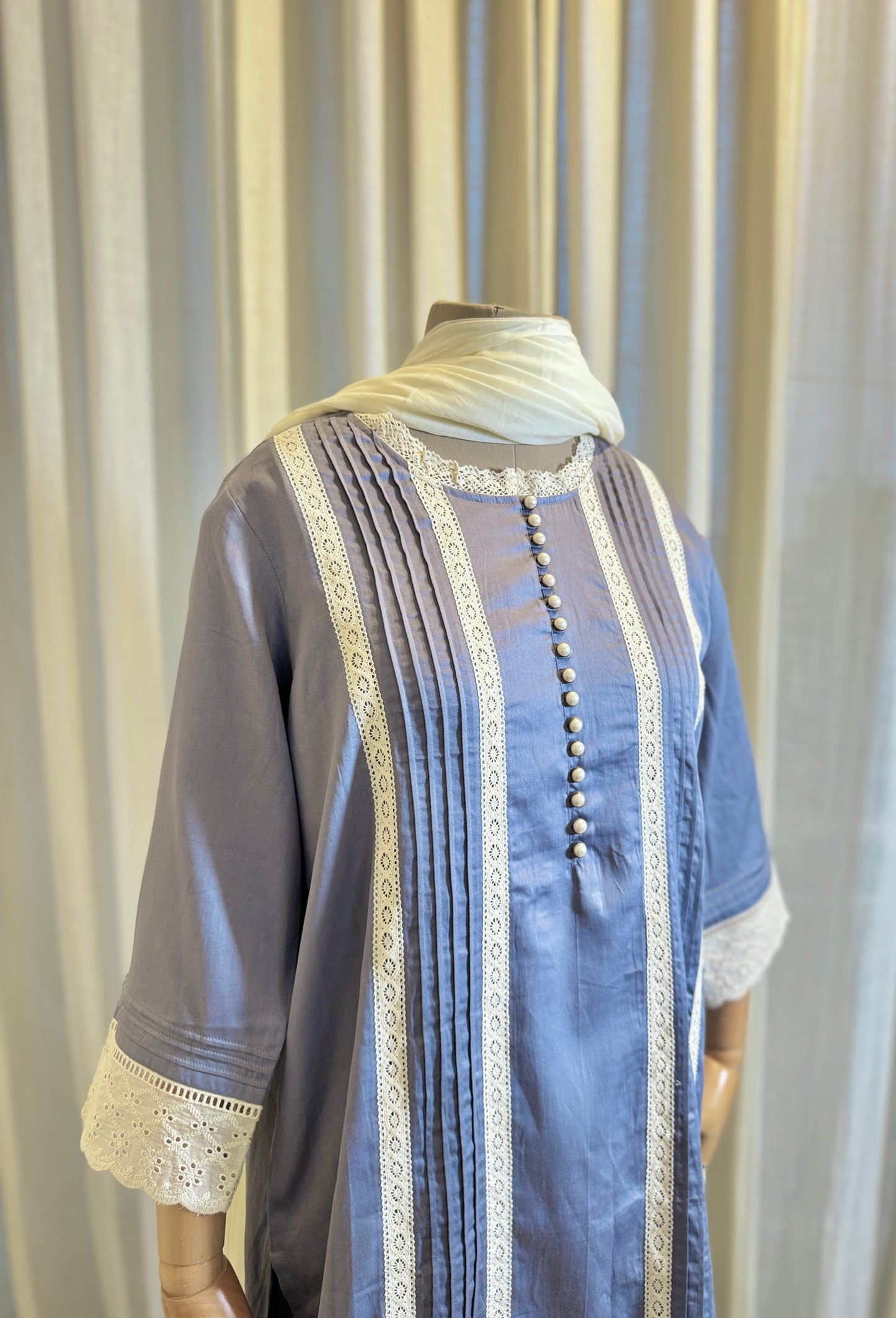 Women Grey lace kurta with dupatta