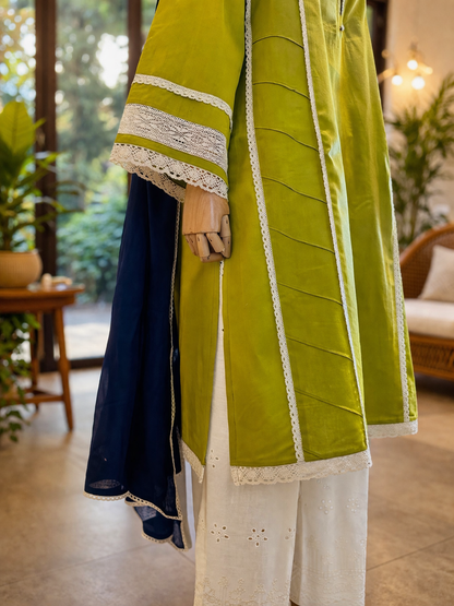 Women Light Green Lace Detailed Kurta Set with Dupatta