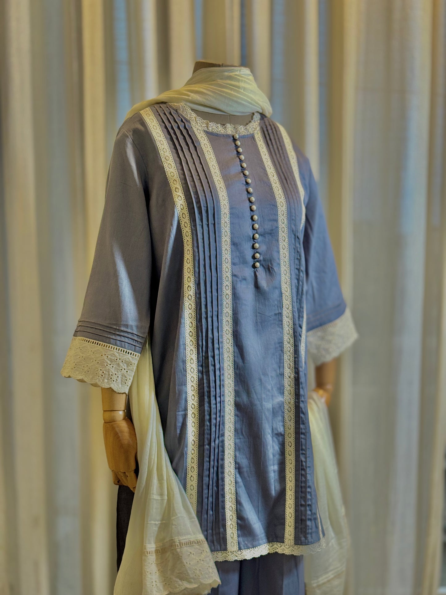 Women Grey lace kurta with dupatta
